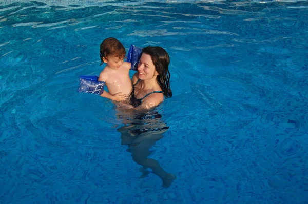 Mère et fille s'amusent dans la piscine — Photo