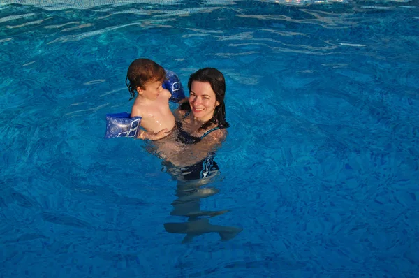 Madre e hija se divierten en la piscina — Foto de Stock