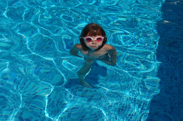 Gyermek úszik a medence, a játék és a szórakozás, víz alatti és feletti megtekintése, a gyerekek sport és nyaralás — Stock Fotó