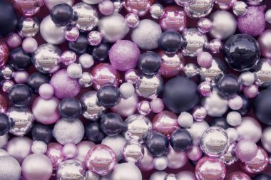 Yeni yıl dekorasyonu, şenlik geçmişi. Farklı boyutlarda harika ve mat noel topları. Pembe, eflatun rengi. Yeni yıla az kaldı.!