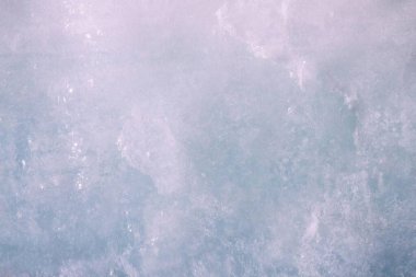 Kış, soğuk, soğuk. Açık mavi doğal buz tabakası. Açık opak yüzey. Gündüz vakti yan aydınlatma.