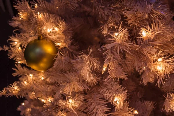 Albero Natale Decorato Preparazione Vacanza Illuminazione Luci Tremolanti Retroilluminazione Sfondo — Foto Stock