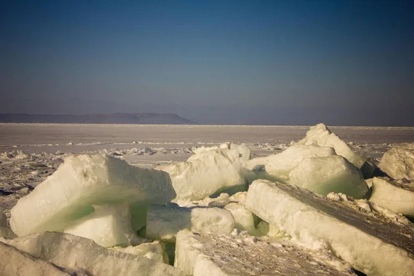 주변의 빙설이었습니다 점없는 수평선 겨울날입니다 — 스톡 사진