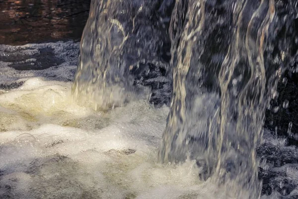 Πίδακες Νερού Πέφτουν Από Ύψος Δυναμική Κίνηση Κατακλυσμός Γύρω Από — Φωτογραφία Αρχείου