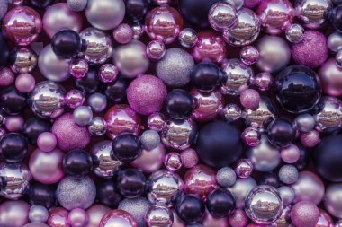 Parlak şenlik tasarımı, parlak ve mat toplar. Siyah, gümüş ve pembe gözlükler. Yeni yıla hazırlık..