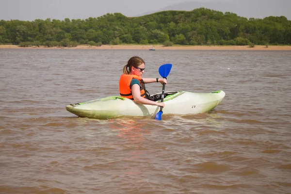 Kayaking Water Sport Girl Paddle Swimming Kayak Away Shore Trees — Stock Photo, Image