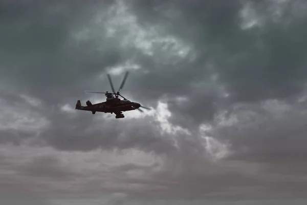 Армейская Авиация Воздушный Транспорт Вертолет Летит Над Облачным Небом Вид — стоковое фото