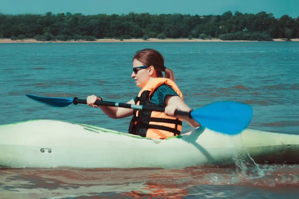 Lifestyle Outdoor Activities Summer Blue River Lake Girl Rowing Kayak — Stock Photo, Image