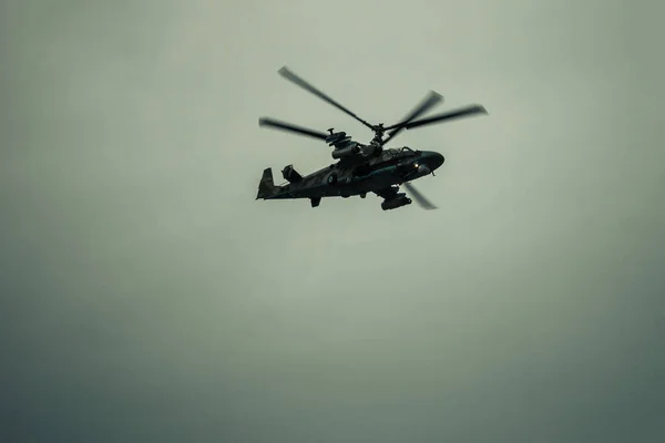 Helikopterflygning Underifrån Mörk Dyster Himmel Ångest Undantagstillstånd Kopiera Utrymme — Stockfoto