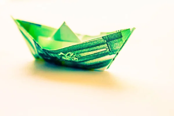 100ユーロ紙幣で作られた緑の紙のボート 船主の利益 輸送費の増加 トーニング ぼやけた背景 ロイヤリティフリーのストック写真