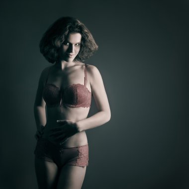 İç çamaşırlı seksi kadın.