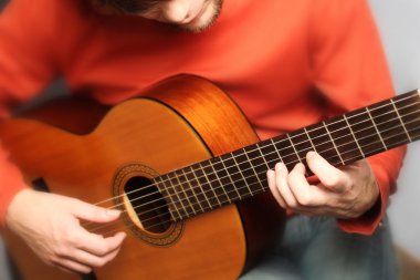 Akustik gitar oyuncu ellerini gitarist