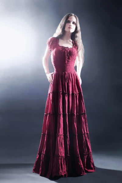 Zarif kadın uzun elbise moda modeli — Stok fotoğraf