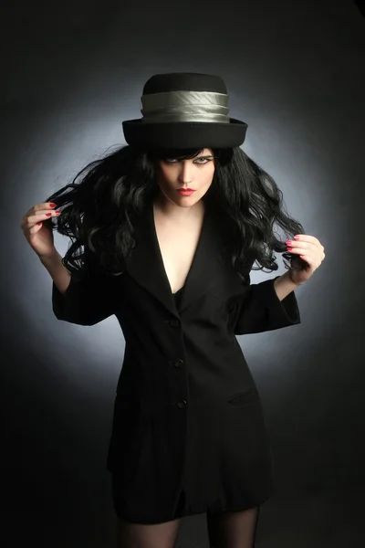 Modefrau mit Hut Brünette im schwarzen Kleid — Stockfoto