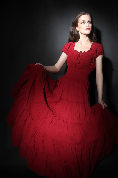 Modelo de moda en vestido rojo Mujer elegante — Foto de Stock