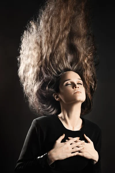 Femme avec coiffure volante Coiffure longue — Photo