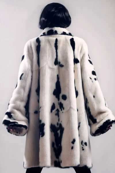 Srst kabát zimní oblečení móda. Černá a bílá norek — Stock fotografie