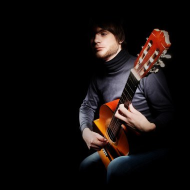 akustik gitar çalar gitarist