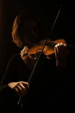 Keman çalar kemancı. Orkestra müzik aletleri