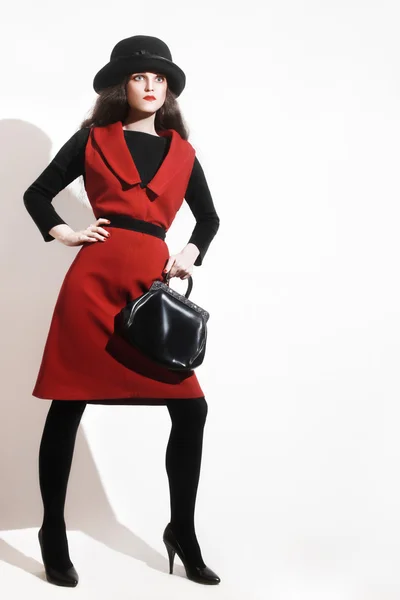 Mujer con estilo negro rojo moda — Foto de Stock