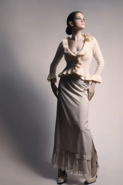 Elegant kvinne i hvit kjole med langt skjørt – stockfoto