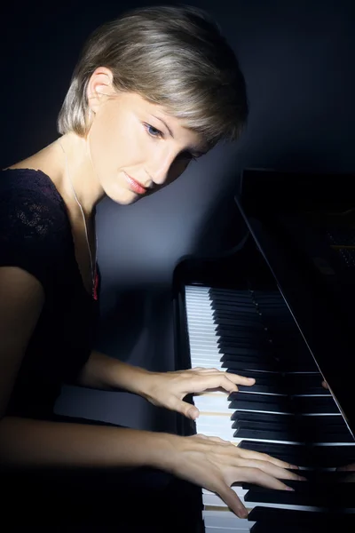 Klavír hraje pianista hráče — Stock fotografie