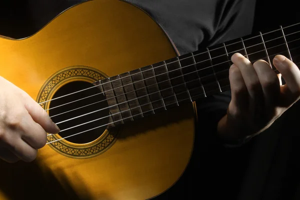 Guitarra acústica manos de cerca — Foto de Stock