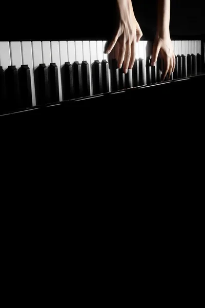 Piano mãos tocando concerto — Fotografia de Stock