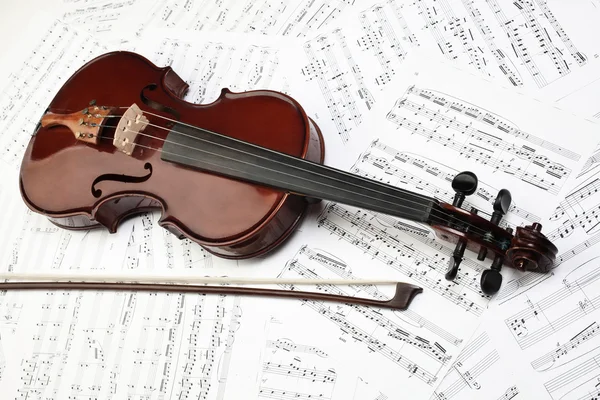 ヴァイオリンの弓と音楽のシート — ストック写真