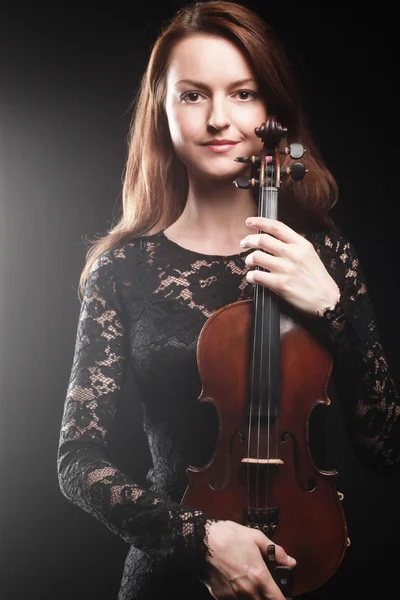 Ritratto di bella donna con violinista — Foto Stock