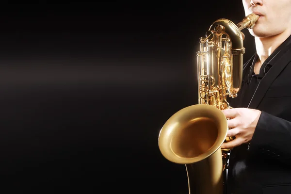 Саксофонист-саксофонист с баритоновым саксом — стоковое фото