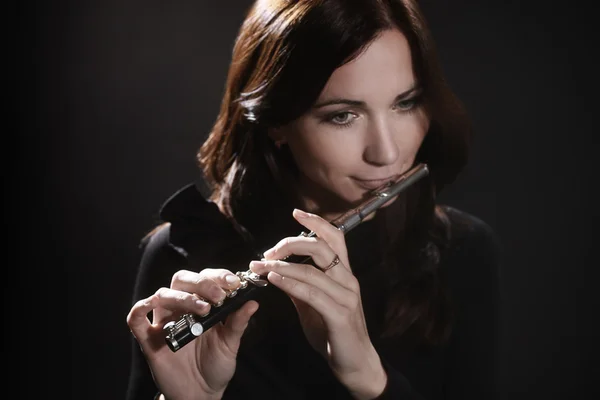Vrouw met fluit piccolo fluitist — Stockfoto