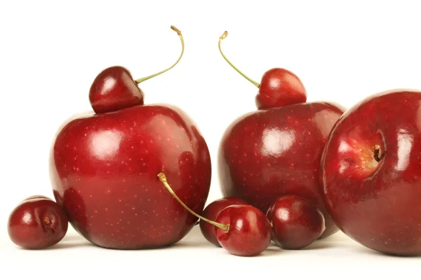 Maçãs vermelhas e cerejas — Fotografia de Stock