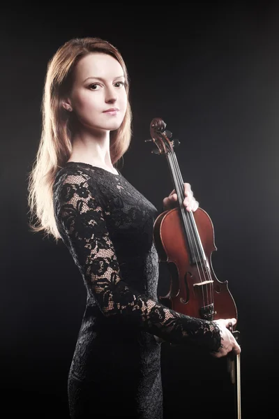 Porträtt av vacker kvinna med violin — Stockfoto