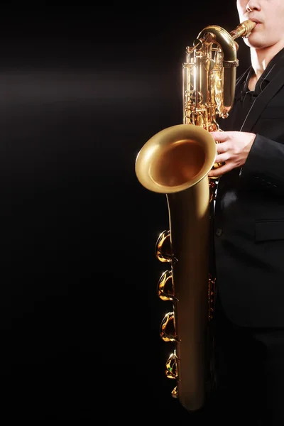 Saxofon saxofonist med barytonsax — Stockfoto