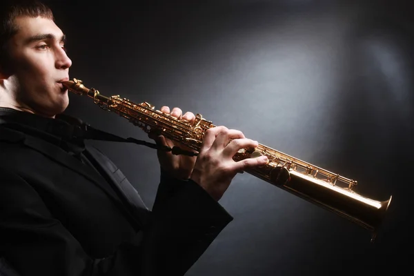 Um saxofonista. Saxofonista com sax soprano — Fotografia de Stock