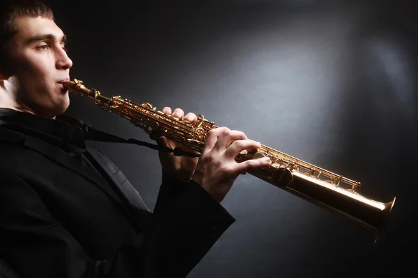 Jugador de saxofón. Saxofonista con saxo soprano — Foto de Stock