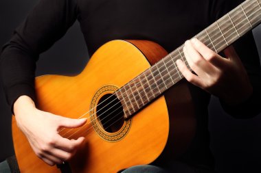 Akustik gitar eller closeup gitarist