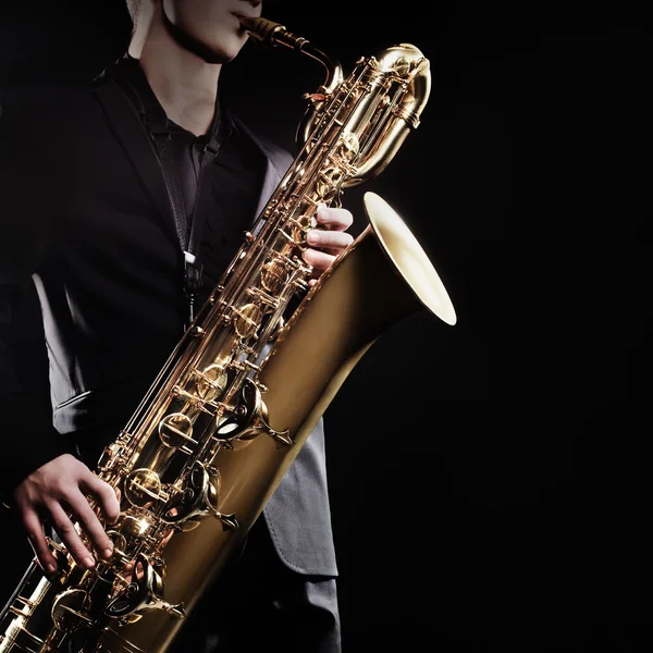 Saxofon saxofonist med barytonsax — Stockfoto