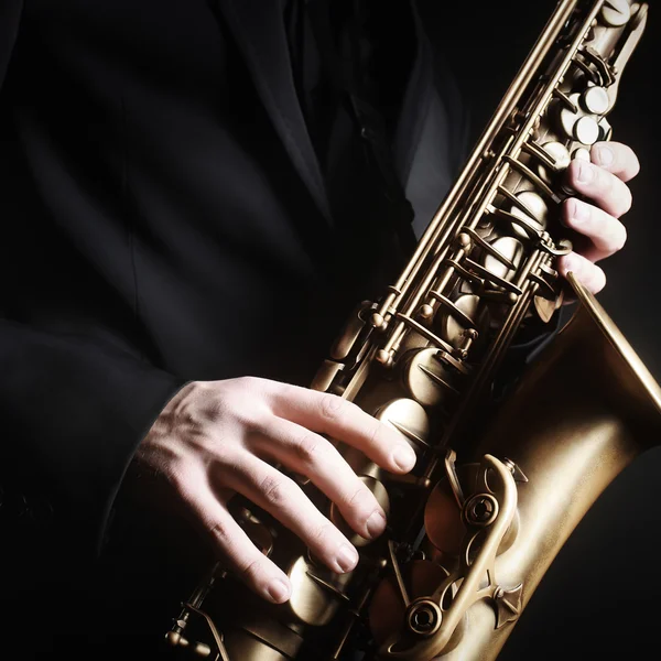 Saxofone jogador saxofonista com sax alto — Fotografia de Stock