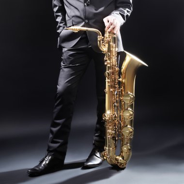 Adam saksafon çalar