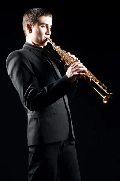 Saxofonist saxofonist met sax sopraan — Stockfoto