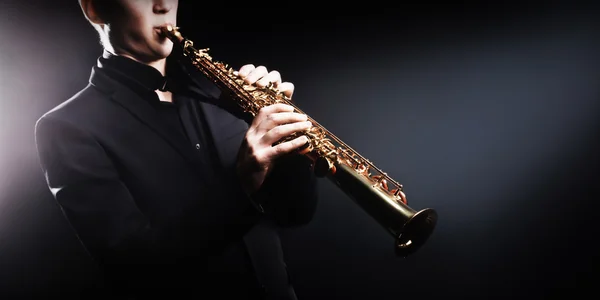 Saxophone player Saxophonist with sax — Stock Photo, Image