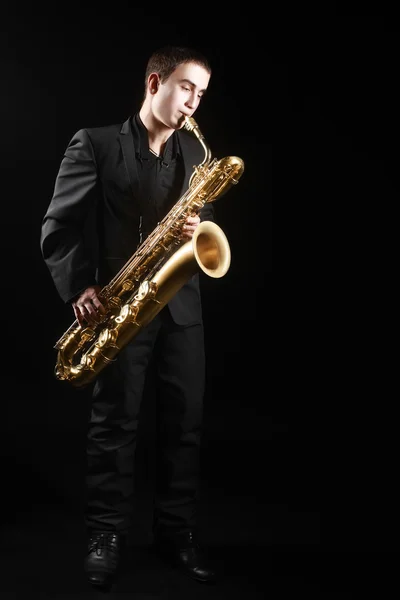 Sassofonista Sassofonista con sax baritono — Foto Stock