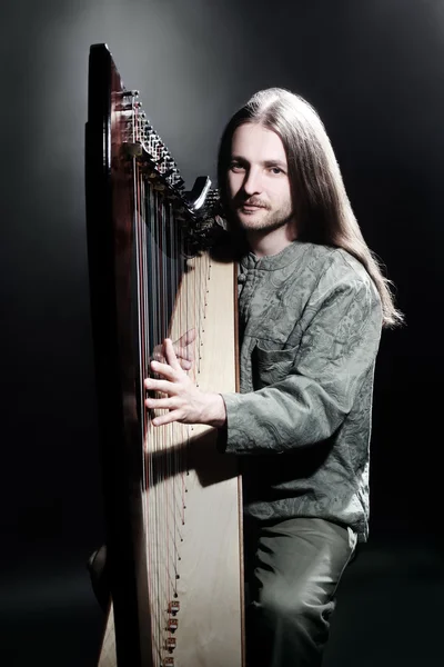 Um tocador de harpa irlandês. harpista músico — Fotografia de Stock