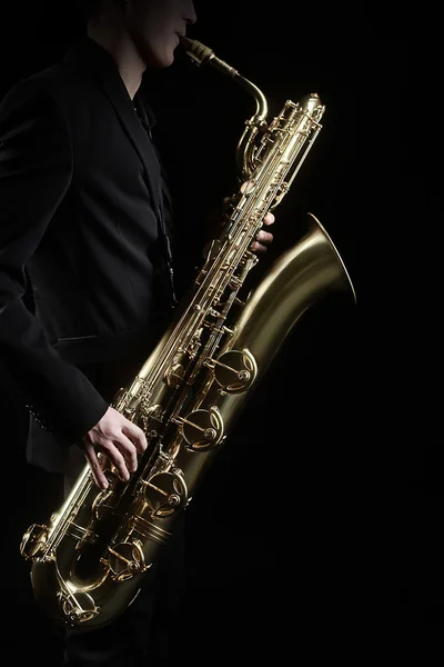 Saxofone jogador saxofonista com barítono saxofone — Fotografia de Stock