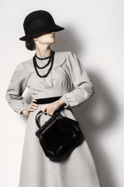 Retro elbise ve şapka ile çanta vintage moda kadın