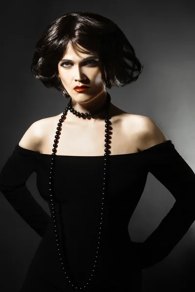 Брюнетка жінка мода з чорним волоссям — стокове фото