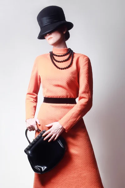 Frau in Retro-Kleid und Hut mit Handtasche — Stockfoto
