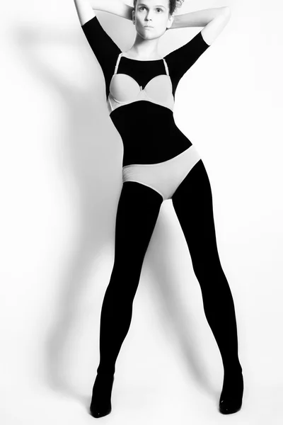 Femme en lingerie noir et blanc — Photo